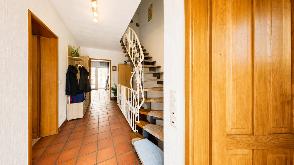 3D: Familienglück in ruhiger Lage - Sehr gepflegtes Einfamilienhaus mit Kamin, Balkon und viel Platz - Reihenendhaus Gangelt | Angebot:26748668