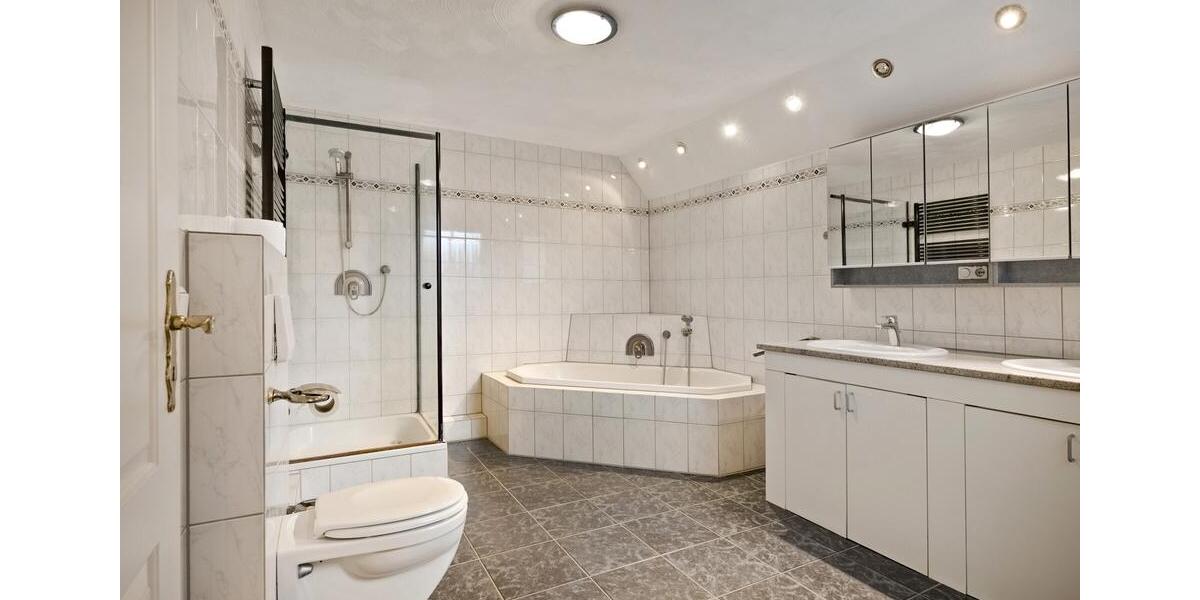 Einfamilienhaus Gangelt - 6 Zimmer, 220 m&sup2;, 2.400&euro; | Angebot:25160824