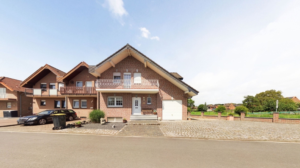 3D: Familienglück in ruhiger Lage - Sehr gepflegtes Einfamilienhaus mit Kamin, Balkon und viel Platz - Reihenendhaus Gangelt | Angebot:26748668